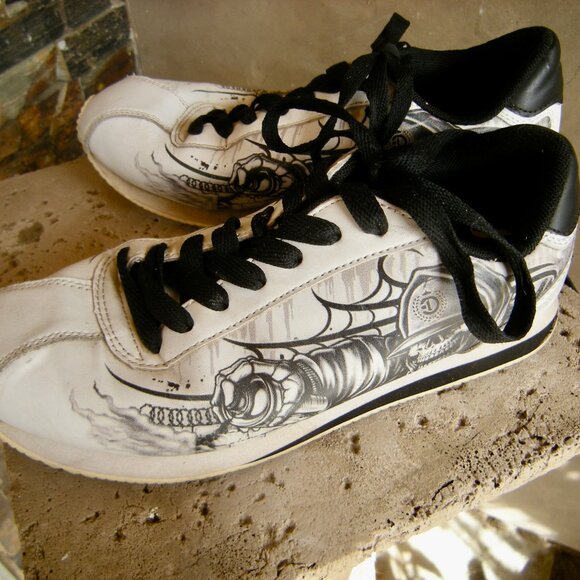 DYSE ONE MEN'S SIZE 8 GRAFFITI ART SNEAKERS ALSO WOMEN'S SIZE 10 - TAGGER SKULLS - Picture 1 of 9